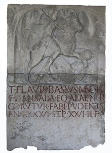 Grafsteen van de Flavische tijdperk eques alaris (ala cavalerist) Titus Flavius Bassus, zoon van Mucala. Een Dansala